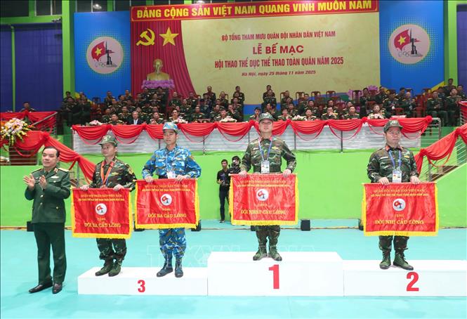 Ban tổ chức trao giải Nhất, Nhì, Ba môn cầu lông cho các đoàn. Ảnh: Trọng Đức - TTXVN