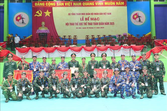 Lãnh đạo các cơ quan Bộ Quốc phòng với vận động viên đạt thành tích cao tại hội thao. Ảnh: Trọng Đức - TTXVN