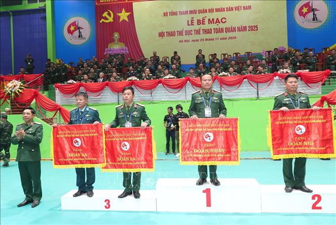 Ban tổ chức trao giải Nhất, Nhì, Ba toàn đoàn. Ảnh: Trọng Đức - TTXVN