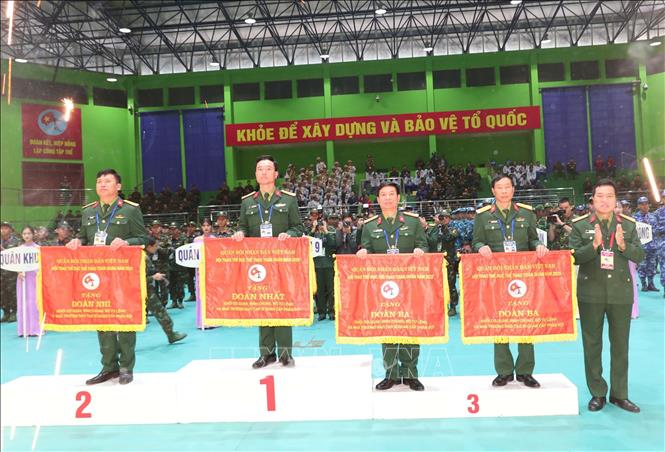 Ban tổ chức trao giải Nhất, Nhì, Ba toàn đoàn. Ảnh: Trọng Đức - TTXVN