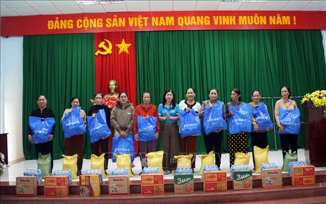 Hội Liên hiệp phụ nữ tỉnh Gia Lai tổ chức tặng 850 phần quà ủng hộ người dân bị thiệt hại do cơn bão và đợt mưa lũ tại các xã Tuy Phước Đông, Tuy Phước và Quy Nhơn Bắc, Quy Nhơn Đông. Ảnh: Trịnh Bang Nhiệm - TTXVN