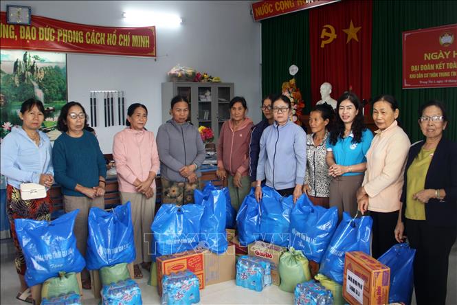 Hội Liên hiệp phụ nữ tỉnh Gia Lai tổ chức tặng 850 phần quà ủng hộ người dân bị thiệt hại do cơn bão và đợt mưa lũ tại các xã Tuy Phước Đông, Tuy Phước và Quy Nhơn Bắc, Quy Nhơn Đông. Ảnh: Trịnh Bang Nhiệm - TTXVN