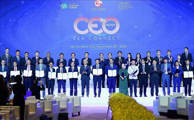 Prime Minister Pham Minh Chinh witnesses the exchange of investment cooperation agreements between businesses and localities. VNA Photo: Dương Giang