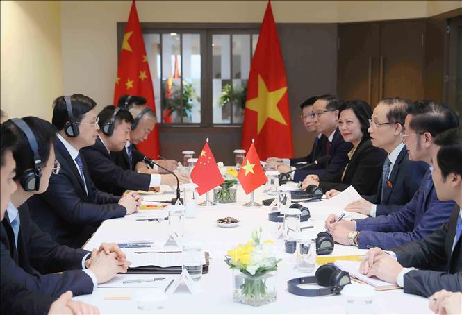 Đồng chí Lê Hoài Trung, Bí thư Trung ương Đảng, Bộ trưởng Ngoại giao hội đàm với đồng chí Vi Thao, Chủ tịch Khu tự trị dân tộc Choang, Quảng Tây (Trung Quốc). Ảnh: An Đăng - TTXVN