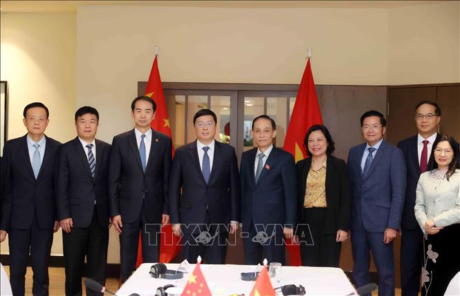 Đồng chí Lê Hoài Trung, Bí thư Trung ương Đảng, Bộ trưởng Ngoại giao và đồng chí Vi Thao, Chủ tịch Khu tự trị dân tộc Choang, Quảng Tây (Trung Quốc) với các đại biểu hai nước. Ảnh: An Đăng - TTXVN