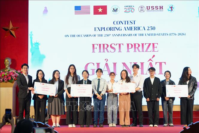 Các đội chơi nhận giải thưởng. Ảnh: TTXVN phát