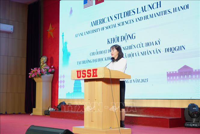 Phó Hiệu trưởng Trường Đại học Khoa học Xã hội và Nhân văn Đặng Thị Thu Hương phát biểu khai mạc chuỗi hoạt động. Ảnh: TTXVN phát