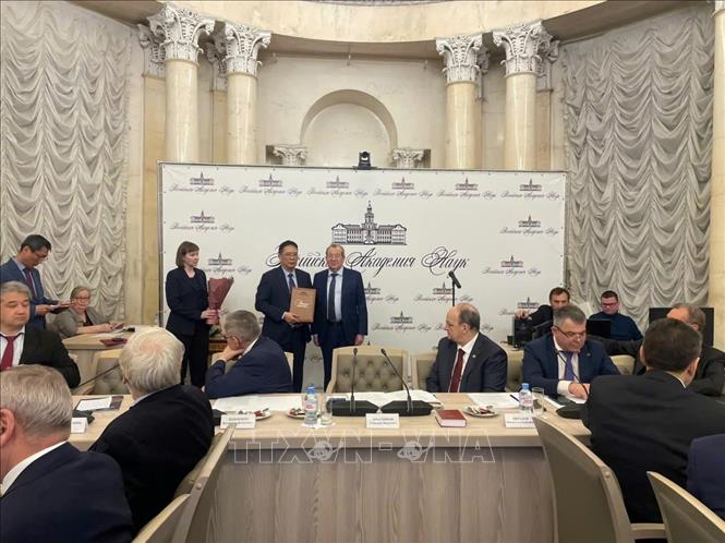 Giáo sư, Viện sĩ Châu Văn Minh đã trân trọng đón nhận danh hiệu cao quý từ Giáo sư, Viện sĩ Gennedy Kraniskov, Chủ tịch Viện Hàn lâm Khoa học Nga, Anh hùng Lao động Nga. Ảnh: Tâm Hằng - phóng viên TTXVN tại LB Nga