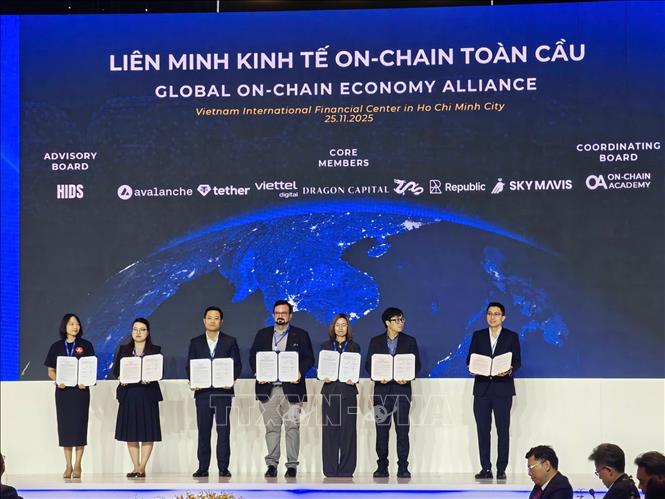 Liên minh Nền kinh tế On-chain được thành lập với sứ mệnh kiến tạo hạ tầng kinh tế số, thúc đẩy các mô hình kinh doanh mới và mở rộng mạng lưới tài chính toàn diện. Ảnh: Hứa Chung-TTXVN