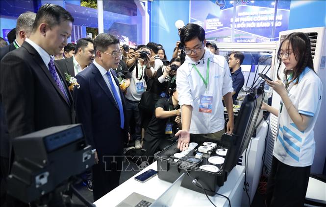 Đại biểu tham quan gian hàng trưng bày tại GRECO 2025. Ảnh: Xuân Anh -TTXVN