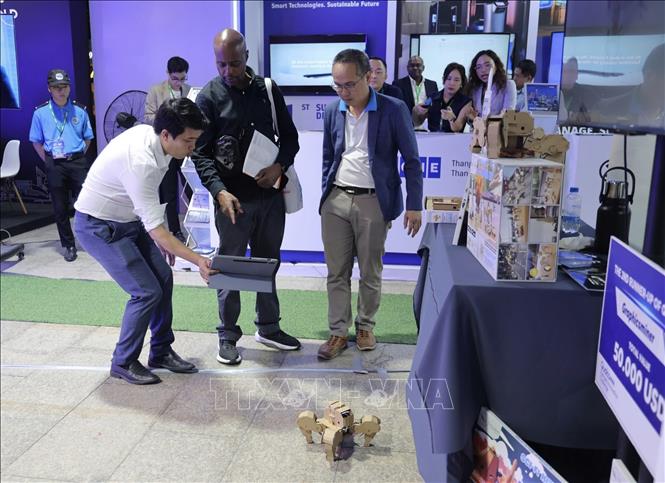 Trình diễn sản phẩm công nghệ kết hợp vật liệu tái chế tại GRECO 2025. Ảnh: Xuân Anh -TTXVN