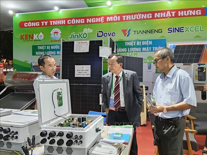 Doanh nghiệp giới thiệu giải pháp năng lượng sạch tại GRECO 2025. Ảnh: Xuân Anh -TTXVN