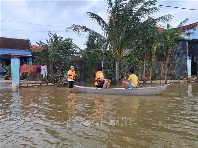 Những xóm dân thuộc thôn Hiệp Đồng, xã Hòa Xuân vẫn đang bị cô lập. Ảnh: Xuân Quý – TTXVN khu vực miền Trung - Tây Nguyên 