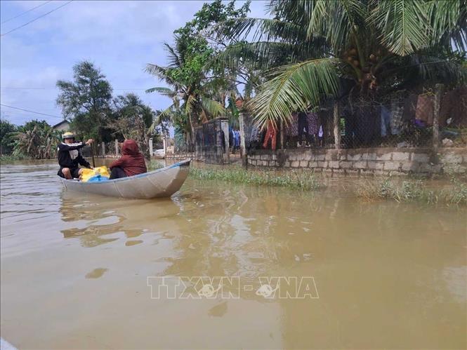 Người dân thuộc thôn Hiệp Đồng, xã Hòa Xuân chủ yếu di chuyển bằng thuyền nhỏ để nhận thực phẩm. Ảnh: Phạm Kha – TTXVN khu vực miền Trung - Tây Nguyên 
