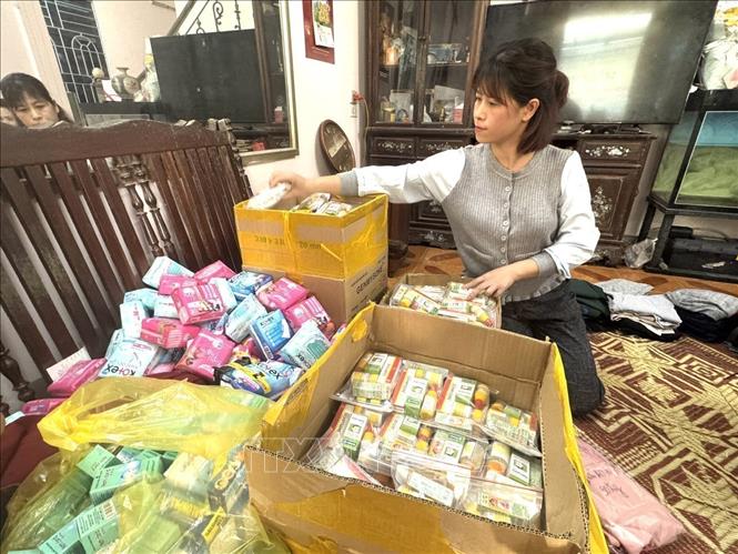 A Hanoi volunteer packs essential goods to people in Gia Lai province and Central region. VNA Photo: Quốc Lũy