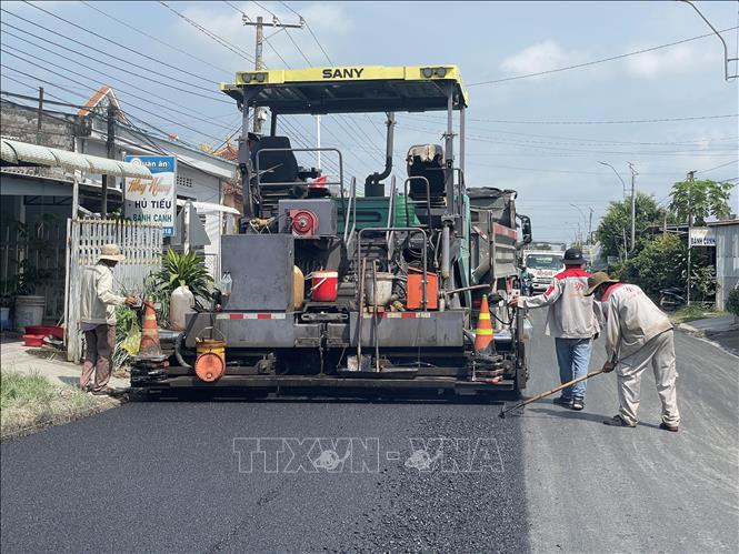 Gấp rút hoàn thiện công trình nâng cấp tỉnh lộ 914 (xã Ngũ Lạc). Ảnh: Thanh Hòa - TTXVN