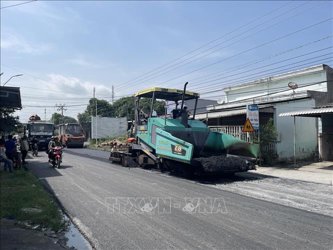 Gấp rút hoàn thiện công trình nâng cấp tỉnh lộ 914 (xã Ngũ Lạc). Ảnh: Thanh Hòa - TTXVN