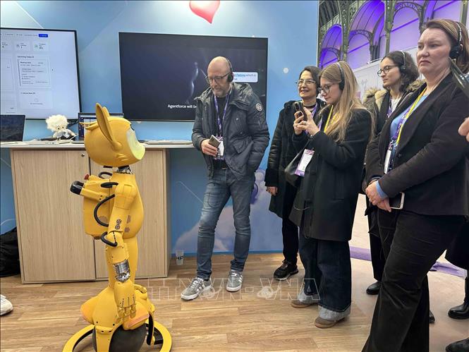 Sản phẩm robot tích hợp AI giao lưu với khách tham quan tại Triển lãm. Ảnh: Ngọc Hiệp - PV TTXVN tại Pháp 