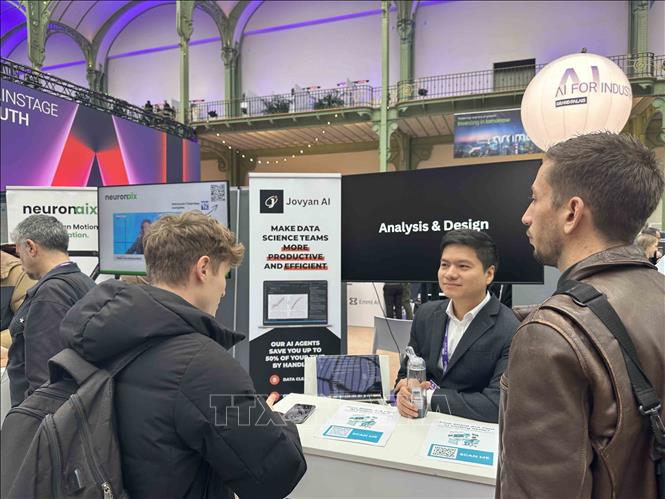 Một Start-up trẻ Việt Nam tham gia triển lãm và giới thiệu sản phẩm với khách tham quan. Ảnh: Ngọc Hiệp - PV TTXVN tại Pháp 