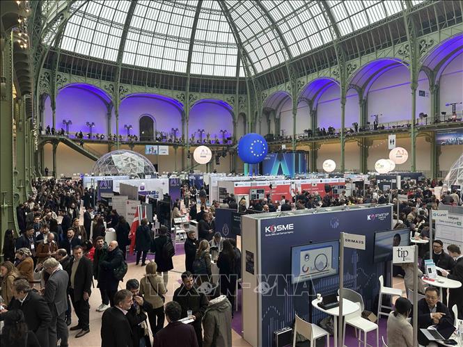 Một phần không gian trưng bày tại Triển lãm Adopt AI tại Grand Palais, Pháp. Ảnh: Ngọc Hiệp - PV TTXVN tại Pháp 