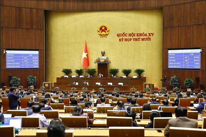 Quốc hội biểu quyết thông qua Luật Tương trợ tư pháp về hình sự. Ảnh: Doãn Tấn - TTXVN