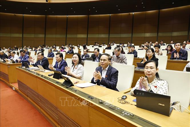 Đại biểu Quốc hội biểu quyết thông qua 4 luật. Ảnh: Doãn Tấn - TTXVN