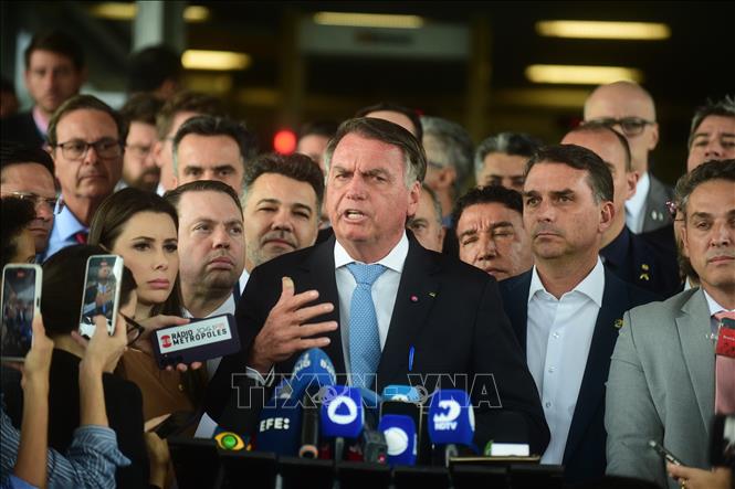 (Tư liệu) Cựu Tổng thống Brazil Jair Bolsonaro phát biểu với báo giới tại Brasilia. Ảnh: THX/TTXVN