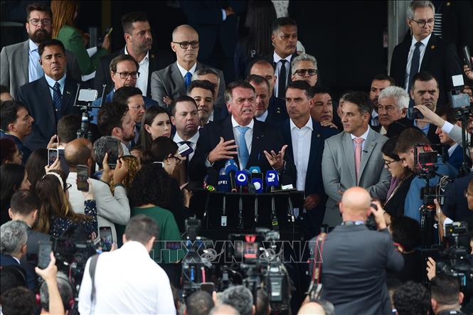 (Tư liệu) Cựu Tổng thống Brazil Jair Bolsonaro phát biểu với báo giới tại Brasilia. Ảnh: THX/TTXVN