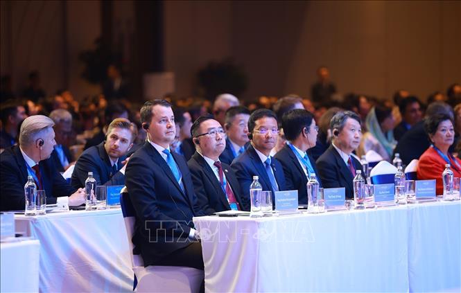 Giám đốc điều hành WEF và các đại biểu quốc tế tham dự Diễn đàn Kinh tế mùa thu 2025. Ảnh: Dương Giang-TTXVN