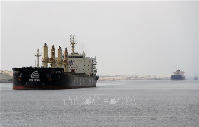 Con tàu di chuyển qua kênh đào Suez ở Ismailia, Ai Cập. Ảnh: THX/TTXVN