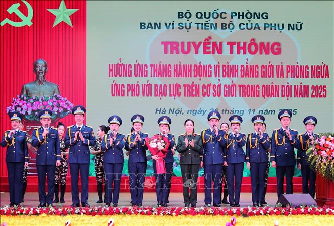 Lãnh đạo Ban Phụ nữ Quân đội tặng hoa các đại biểu dự buổi truyền thông hưởng ứng tháng hành động. Ảnh: Trọng Đức - TTXVN