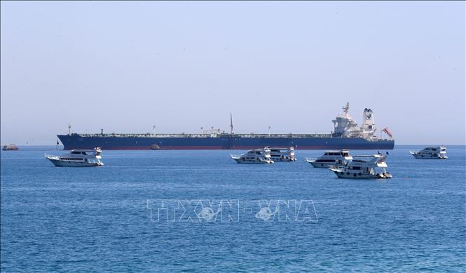 Con tàu di chuyển qua kênh đào Suez ở Ismailia, Ai Cập. Ảnh: THX/TTXVN