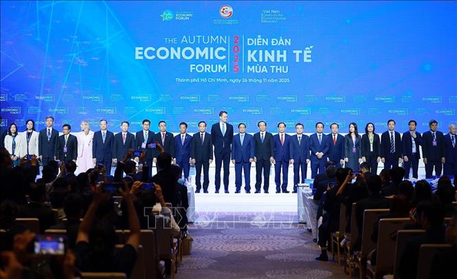Thủ tướng Phạm Minh Chính và các đại biểu tham dự Diễn đàn Kinh tế mùa thu 2025. Ảnh: Dương Giang-TTXVN
