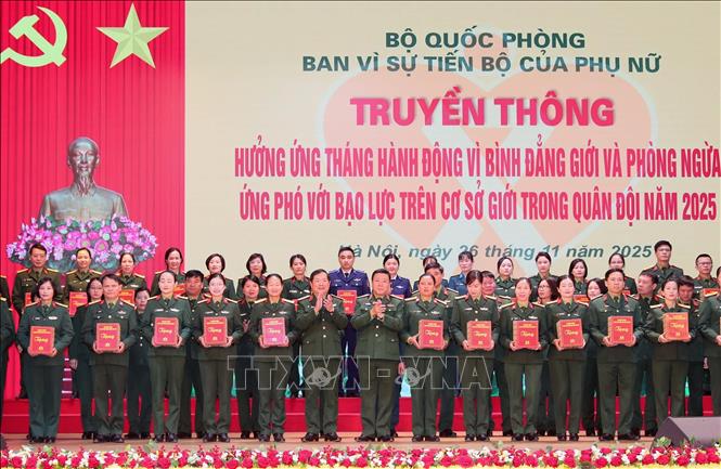 Thượng tướng Lê Huy Vịnh, Ủy viên Trung ương Đảng, Thứ trưởng Bộ Quốc phòng trao quà cho các gia đình quân nhân tiêu biểu. Ảnh: Trọng Đức - TTXVN