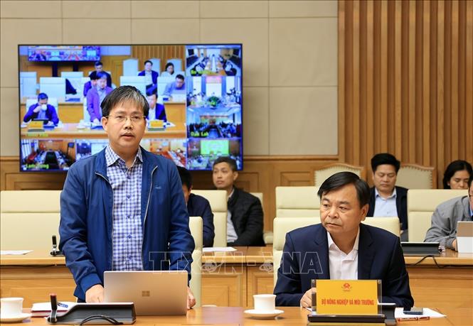 Giám đốc Trung tâm Dự báo Khí tượng Thủy văn Quốc gia Mai Văn Khiêm báo cáo tình hình di chuyển cơn bão số 15. Ảnh: Tuấn Anh - TTXVN