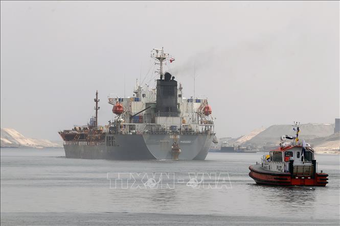 Con tàu di chuyển qua kênh đào Suez ở Ismailia, Ai Cập. Ảnh: THX/TTXVN