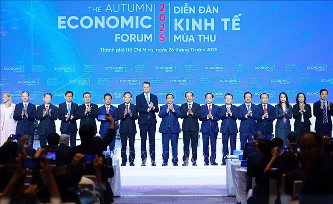 Thủ tướng Phạm Minh Chính và các đại biểu tham dự Diễn đàn Kinh tế mùa thu 2025. Ảnh: Dương Giang-TTXVN
