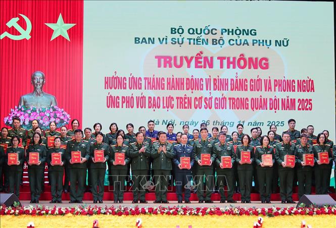 Thượng tướng Lê Huy Vịnh, Ủy viên Trung ương Đảng, Thứ trưởng Bộ Quốc phòng trao quà cho các gia đình quân nhân tiêu biểu. Ảnh: Trọng Đức - TTXVN