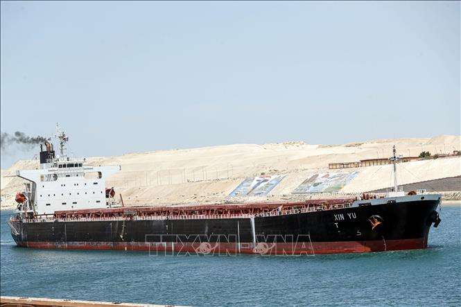 Con tàu di chuyển qua kênh đào Suez ở Ismailia, Ai Cập. Ảnh: THX/TTXVN