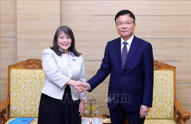 Deputy Prime Minister Le Thanh Long and UNICEF Regional Director for East Asia and the Pacific June Kunugi. VNA Photo: Phạm Kiên 