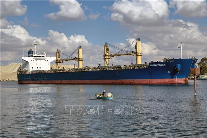 Con tàu di chuyển qua kênh đào Suez ở Ismailia, Ai Cập. Ảnh: THX/TTXVN