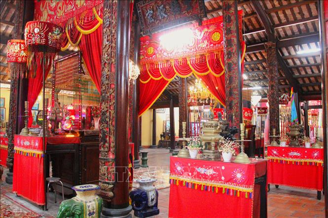 Không gian trang nghiêm bên trong đình Bình Thủy. Ảnh: Nguyễn Hằng – TTXVN