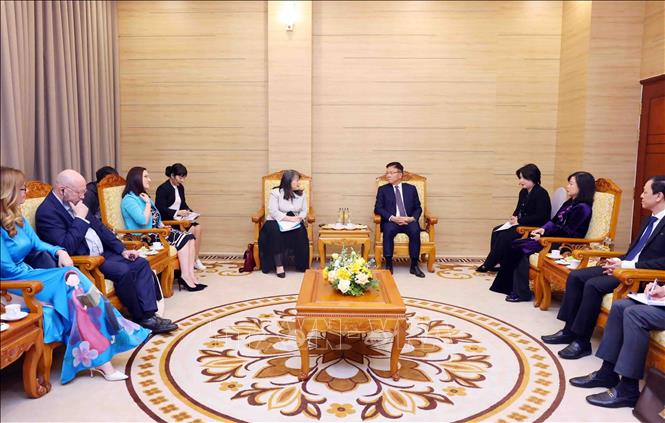 Deputy Prime Minister Le Thanh Long and UNICEF Regional Director for East Asia and the Pacific June Kunugi. VNA Photo: Phạm Kiên 