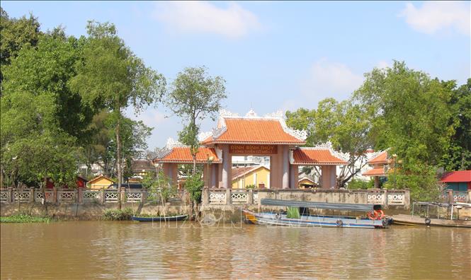 Đình Bình Thủy có mặt tiếp giáp với dòng sông hiền hòa, thơ mộng. Ảnh: Nguyễn Hằng – TTXVN