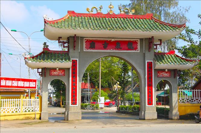 Cổng tam quan Đình Bình Thủy. Ảnh: Nguyễn Hằng – TTXVN