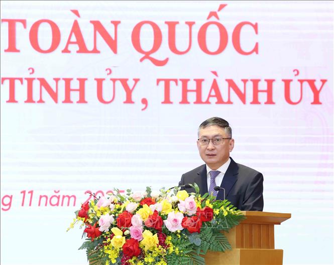 Đồng chí Lê Khánh Toàn, Phó Chánh Văn phòng Trung ương Đảng trình bày báo cáo tại hội nghị. Ảnh: Phương Hoa - TTXVN