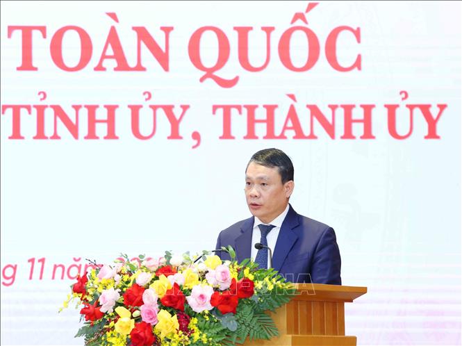 Đồng chí Đặng Khánh Toàn, Phó Chánh Văn phòng Trung ương Đảng trình bày báo cáo giải trình kiến nghị của văn phòng tỉnh uỷ, thành uỷ. Ảnh: Phương Hoa - TTXVN