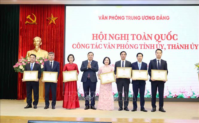 Đồng chí Phạm Gia Túc, Uỷ viên Trung ương Đảng, Chánh Văn phòng Trung ương Đảng trao Bằng khen cho các tập thể có thành tích tiêu biểu. Ảnh: Phương Hoa - TTXVN