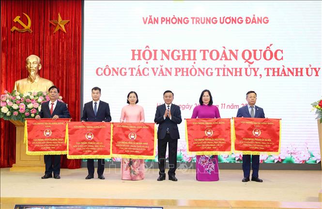 Đồng chí Trần Cẩm Tú, Uỷ viên Bộ Chính trị, Thường trực Ban Bí trao Cờ thi đua cho tập thể có thành tích tiêu biểu. Ảnh: Phương Hoa – TTXVN