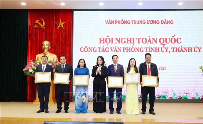Đồng chí Lâm Thị Phương Thanh, Uỷ viên Trung ương Đảng, Phó Chánh Văn phòng Thường trực Văn phòng Trung ương Đảng trao Bằng khen của Chánh Văn phòng cho tập thể có thành tích tiêu biểu. Ảnh: Phương Hoa - TTXVN
